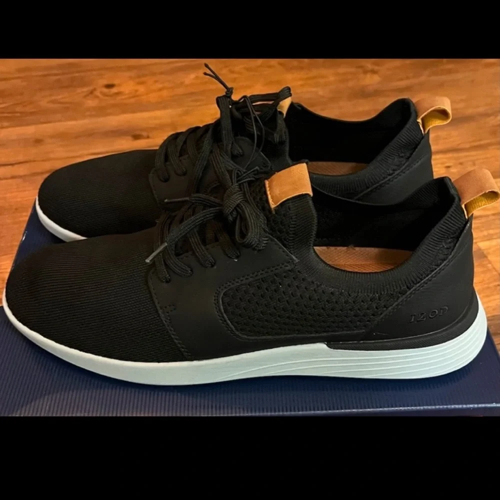 IZOD “Bannister”Lightweight Stretch Textile Memory Foam/Flexible Outsole Sneaker